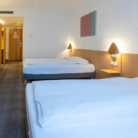 Отель Novotel West